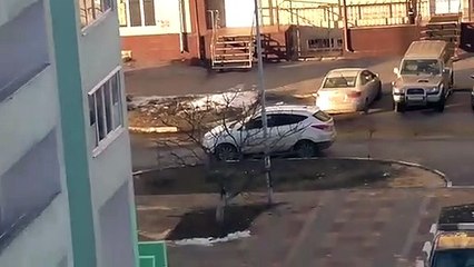 Faire balancer un enfant depuis son appartement