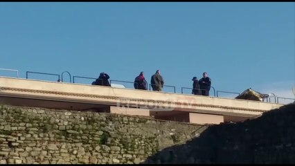 Report TV - Shpërthejnë dy panele diellore në një banesë pranë kalasë së Elbasanit