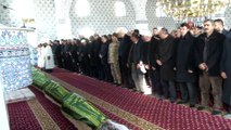 VAN) Başkale Merkez Camisinde depremde hayatını kaybedenler için kılınan namazın ardından cenazeler toprağa verildi