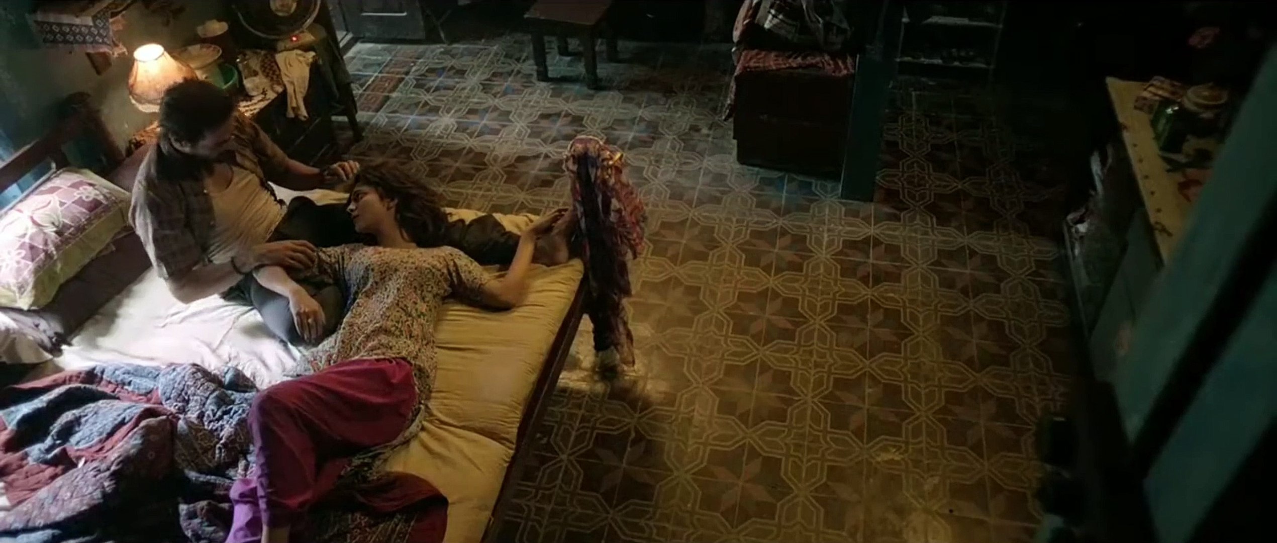 ⁣Shruti Hassan Bed Scenes