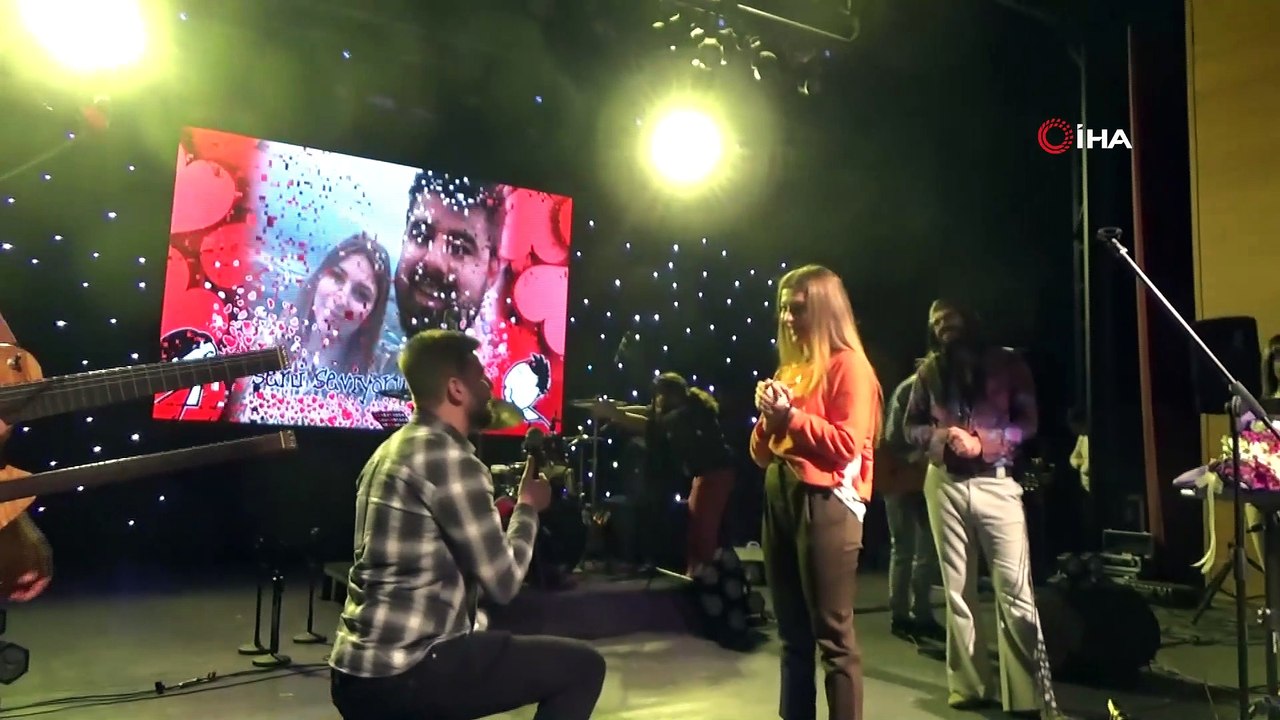 Konserde sürpriz evlenme teklifi