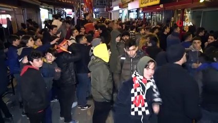 Derbi sevinci yaşayan çıplak taraftar görenleri şaşırttı