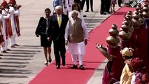 Donald Trump India Visit : Melania Trump का सिरपर मटका रख डांस करती महिलाओं को देख REACTION |Boldsky