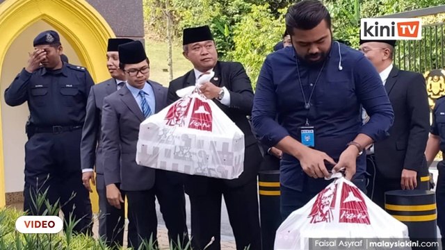 Agong belanja KFC untuk petugas media
