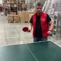 Ping-pong dans un entrepôt pendant la pause déjeuner