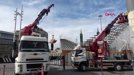 İbb'nin taksim'e kurduğu geçici sergi platformunun kaldırılmasına devam ediliyor