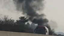 고속도로 달리던 탱크로리 차량 화재...인명 피해 없어 / YTN