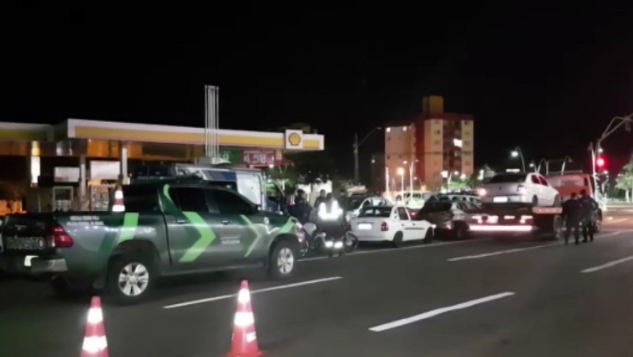 Blitz é realizada pelas forças de segurança na Rua Paraná