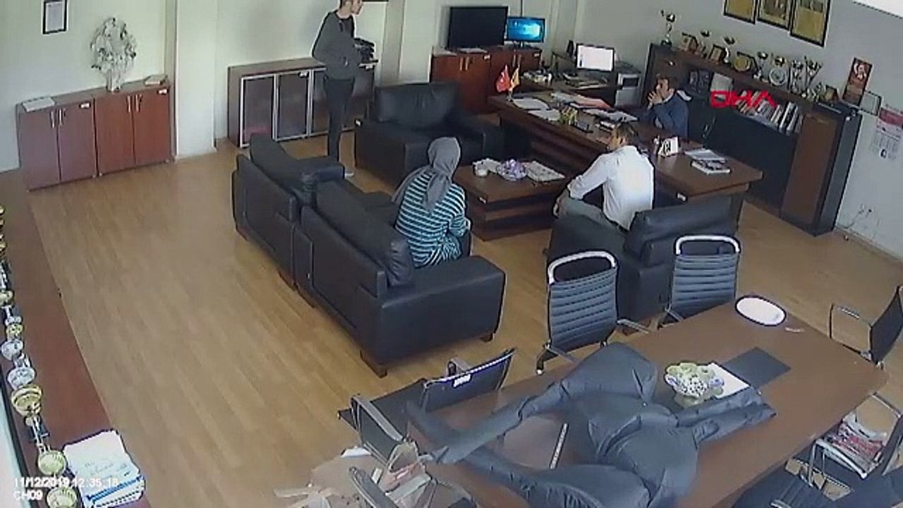 Müdür odasında öğrenciye saldırı kamerada