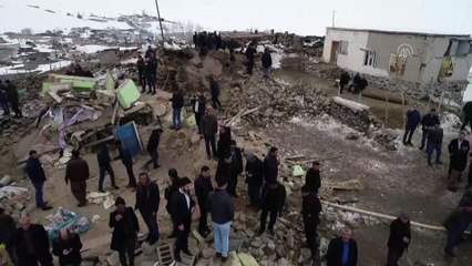 Yıkılan evinin enkazından eşi ve 2 çocuğunu kurtardı - VAN