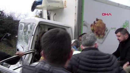 Üsküdar tem bağlantı yolunda kamyonet tır'a arkadan çarptı