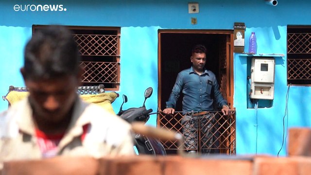 شاهد: بناء جدار في الهند يواري ما لا ينبغي لترامب أن يراه