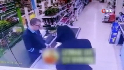 Kasiyerin silahlı soyguna direnme anı kameralara yansıdı