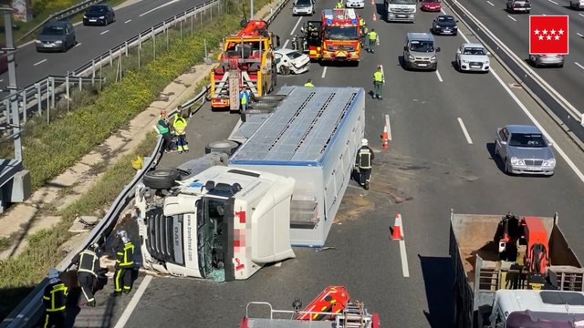 Camión lleno de cerdos choca contra guardarraíl de la A-6
