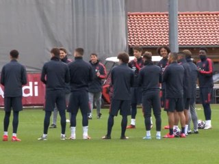 Bayern - Les joueurs chantent pour l'anniversaire de leur coach