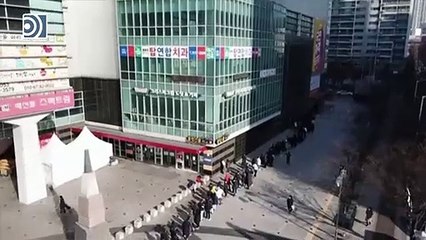 Cientos de personas hacen cola para comprar mascarillas en Corea del Sur