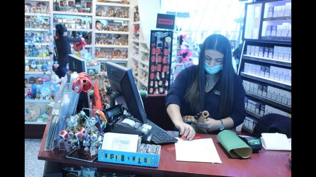 Masat për koronavirusin në aeroportin e Rinasit, qytetarët, policët e shitëset vendosin maskat