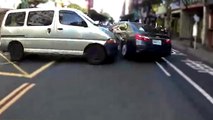 Un cycliste se retrouve avec la roue de son vélo écrasée sous une  camionnette