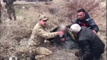 Kayalıklara düşerek yaralanan yaşlı kadını Mehmetçik buldu