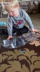 Un enfant éclate des coussins d'air avec sa tête