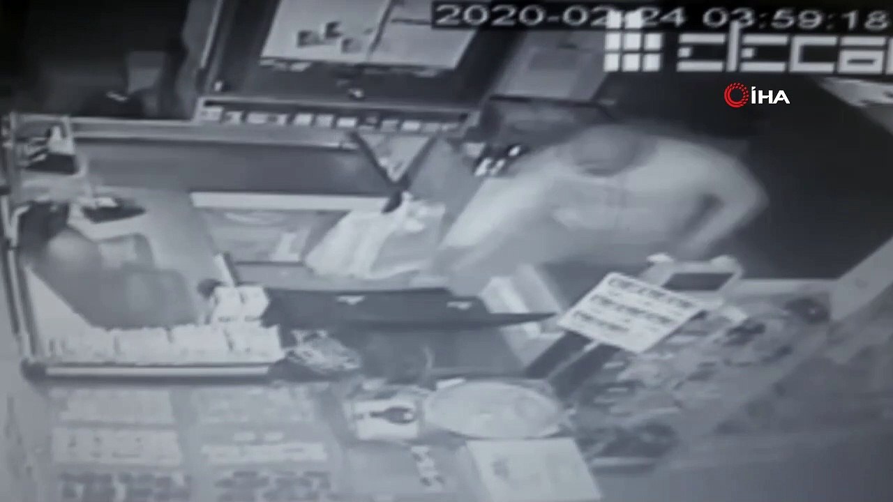 Sadaka kutularını çalan kar maskeli hırsız güvenlik kamerasında