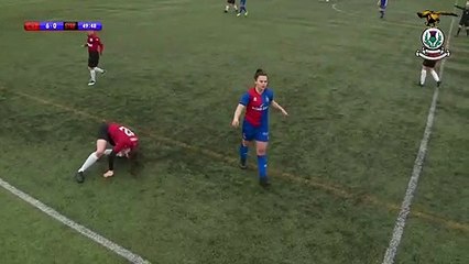 Con dos ovarios: Una futbolista se disloca la rodilla, se la recoloca y sigue jugando