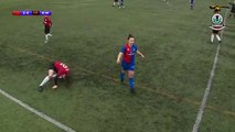 Con dos ovarios: Una futbolista se disloca la rodilla, se la recoloca y sigue jugando