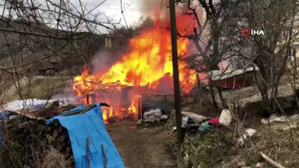 İki katlı ahşap ev alev topuna döndü
