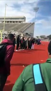 Saut en hauteur : il retombe au-delà du matelas !