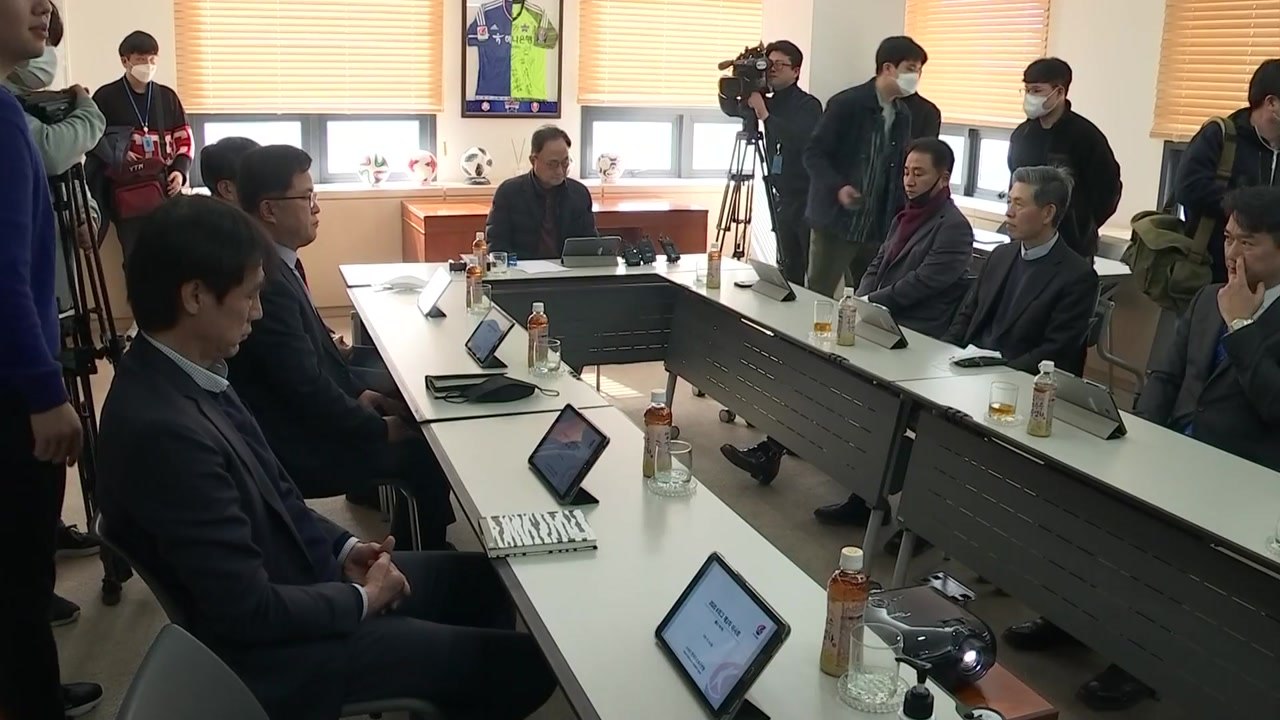 '코로나 19' 직격탄...K리그 개막전 '무기한 연기' / YTN