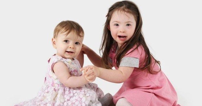 À 4 ans, une petite fille trisomique devient l'égérie d'une marque de vêtements pour enfants