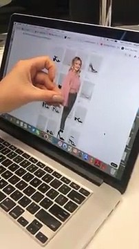 Une jeune femme utilise une petite découpe d'elle-même et la plaçant sur diverses chaussures répertoriées sur un site Web
