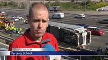 Aparatoso accidente múltiple provocado por un camión cargado de animales vivos en Madrid
