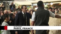 Macron trifft (wütende) Landwirte und Kühe