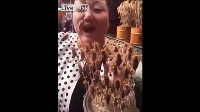 Elle se régale avec des brochettes de scorpions vivants... Miam