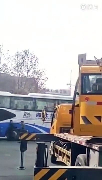 Il avait mal garé sa voiture et la retrouve sur le toit de la gare