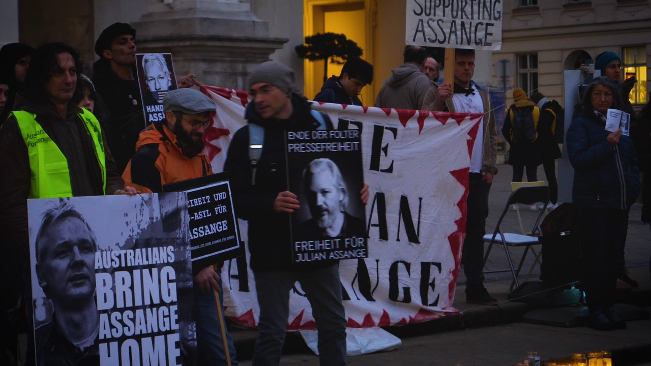 Mahnwache in Wien: 'Nicht für Assange als Mensch, sondern für die Pressefreiheit'