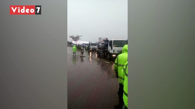 وزير التنمية المحلية: 210 معدات و1200عامل لشفط مياه الأمطار بالقاهرة الكبرى