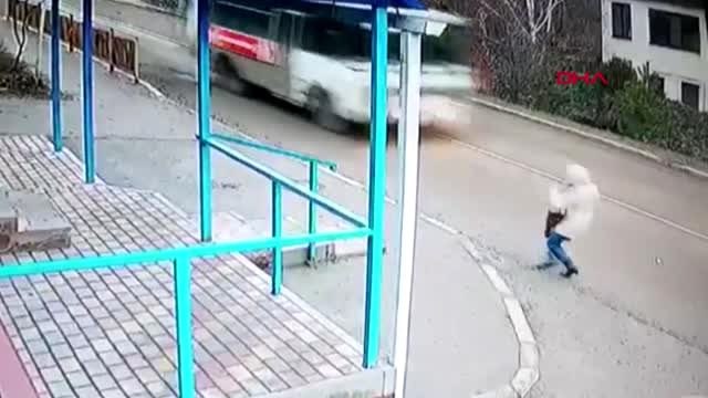 Dengesini kaybetti? az kalsın otobüsün altında kalıyordu
