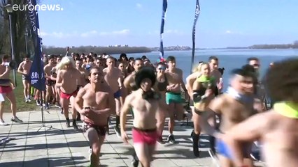 شاهد: سباق بالملابس الداخلية يتحدى البرد في بلغراد!