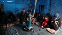 نازحون سوريون يقطنون الخيم قرب الجدار التركي الحدودي أملاً بالعبور إلى الأمان