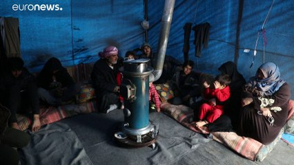 نازحون سوريون يقطنون الخيم قرب الجدار التركي الحدودي أملاً بالعبور إلى الأمان