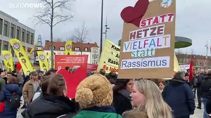 Tüntetés a németországi rasszista tömeggyilkosság helyszínén