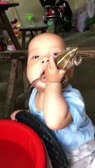 हिम्मत वाला  बच्चा को देखकर आप भी हो जायेंगे हैरान