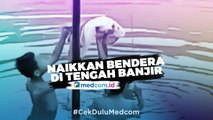 Tiga Siswa SD Naikkan Bendera di Tengah Banjir