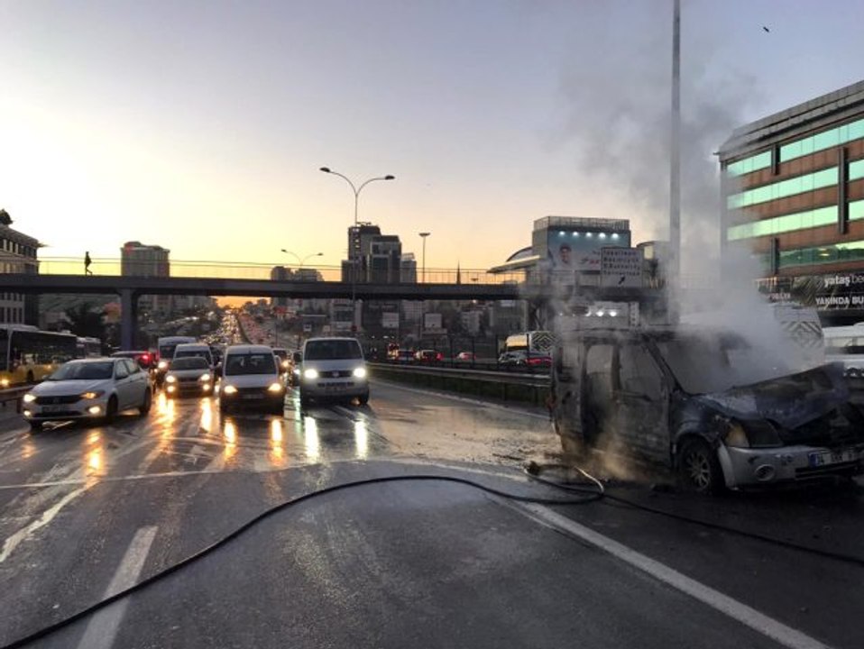 Otomobil alevlere teslim oldu: Trafik durma noktasına geldi