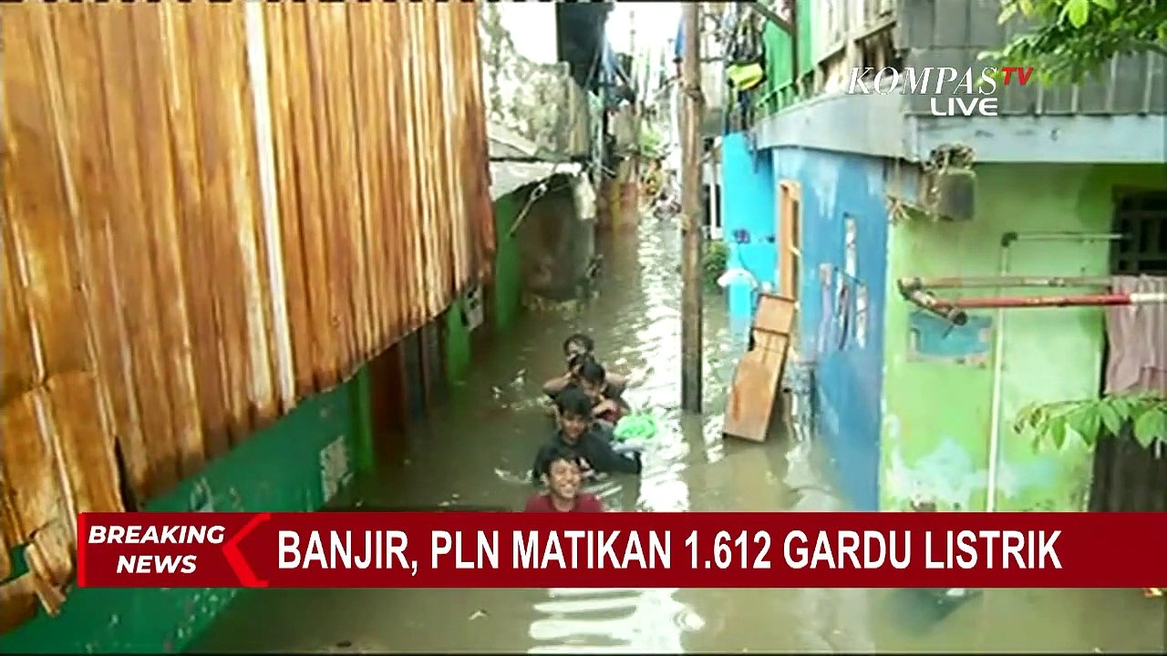 Dramatis, Upaya Penyelamatan Korban Tersengat Listrik dan Seorang Bayi di Tengah Banjir Cipinang