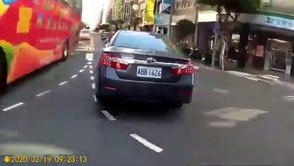 Un cycliste a beaucoup de chance lors d’un accident improbable en centre-ville