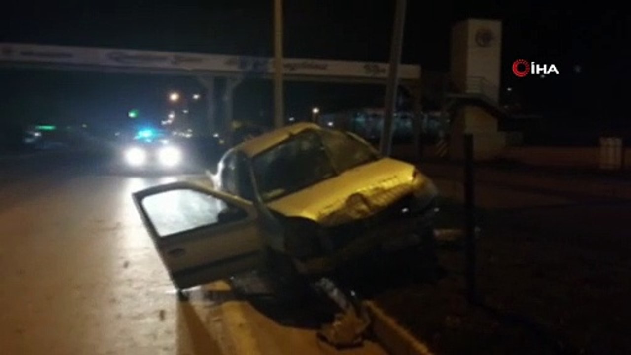 Önündeki aracı sollamak isterken orta refüje çarptı: 1 yaralı
