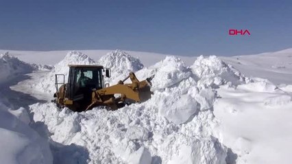 Muş 6 metre karda önce yol açtılar, şimdi genişletiyorlar